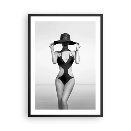 Affiche dans un cadre noir - Poster - Photographie en noir et blanc d'une femme portant un chapeau et un maillot de bain - 50x70cm - Mon prénom? Élégance - Décoration murale moderne pour le salon et la chambre ARTTOR