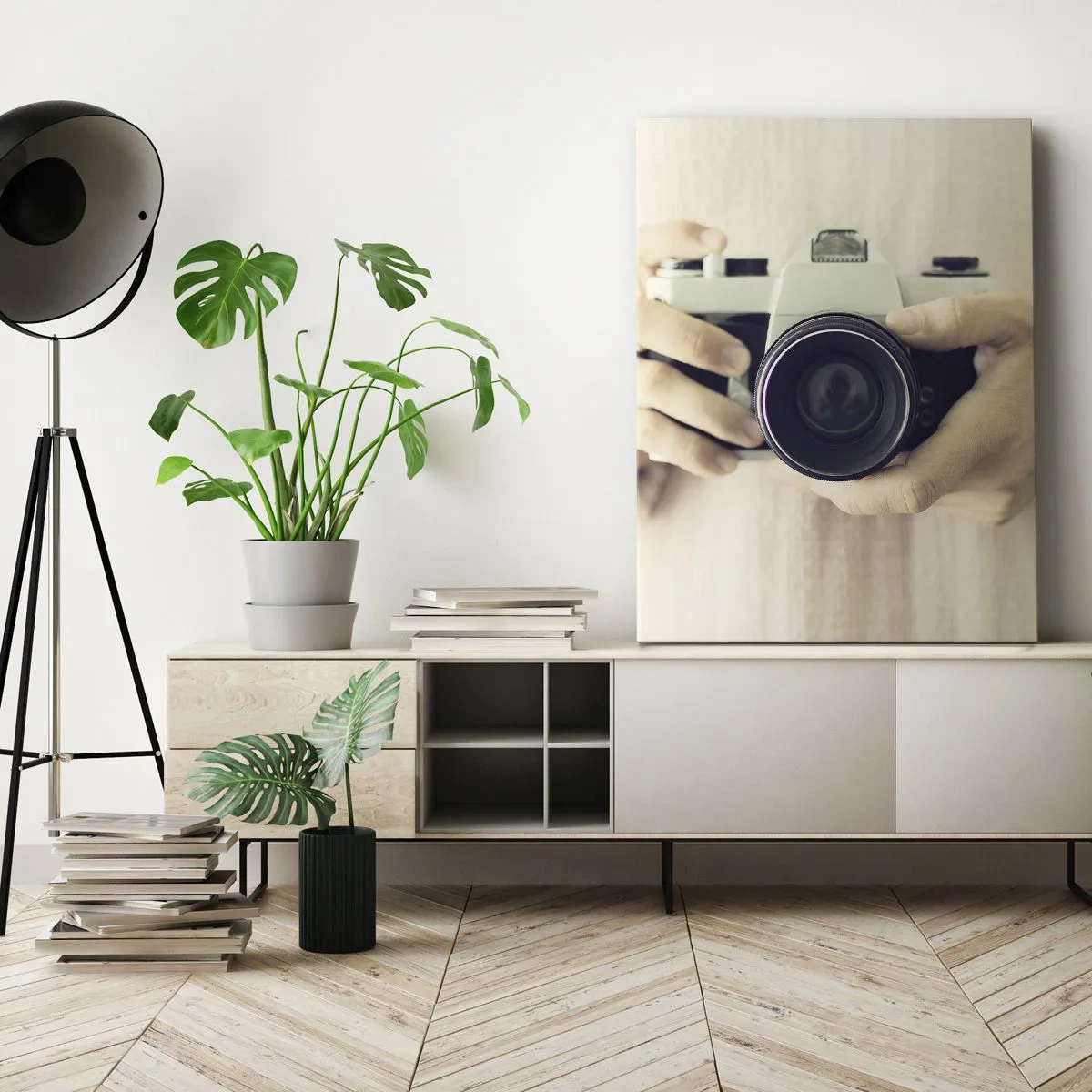 Impression sur toile - Image sur toile - Appareil photo rétro tenu en main sur un fond clair - 50x70cm - Pour voir plus ... - Décoration murale moderne pour le salon et la chambre ARTTOR