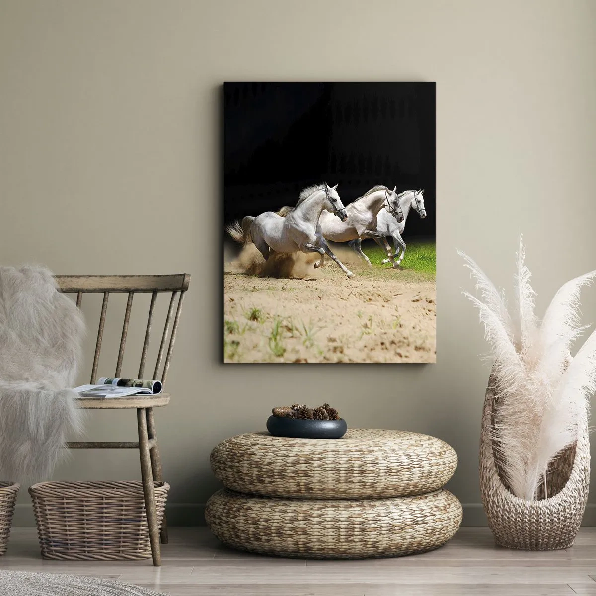 Impression sur toile - Image sur toile - Trois chevaux blancs galopant sur le sable et l'herbe - 50x70cm - Trois Grâces - Décoration murale moderne pour le salon et la chambre ARTTOR