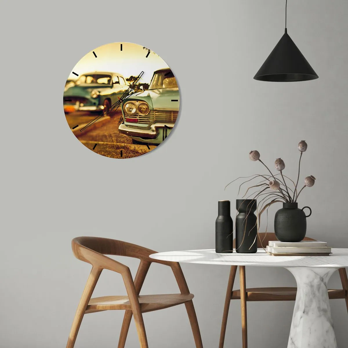 Horloge murale - Pendule murale - Deux voitures rétro classiques sur fond de coucher de soleil - 30x30cm - Nous attendrons et verrons - Décoration murale moderne pour le salon, la cuisine et la chambre ARTTOR
