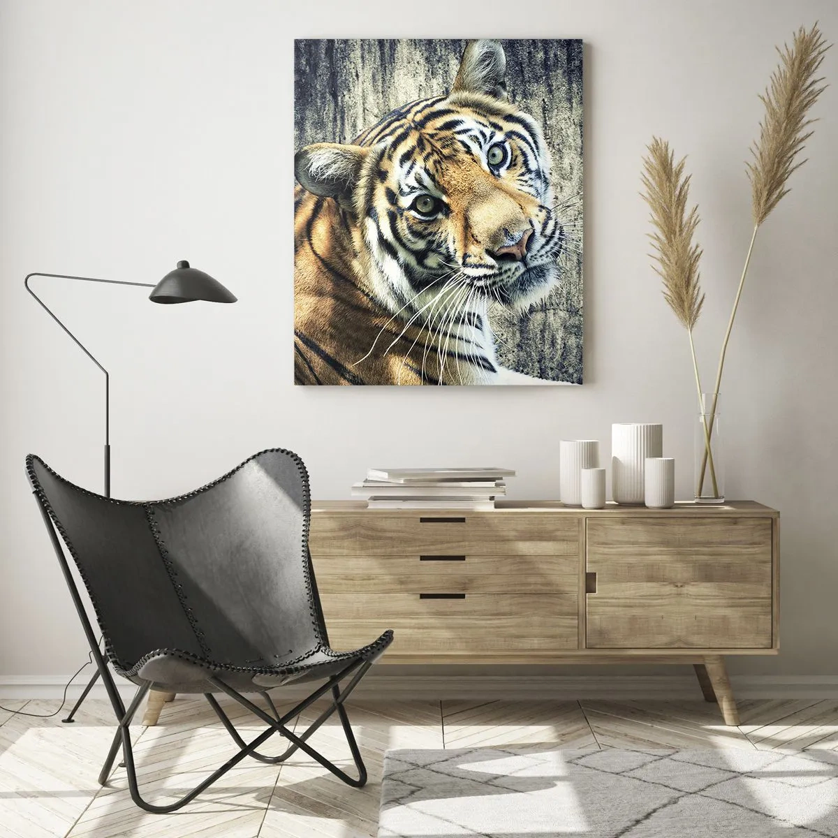 Impression sur verre - Image sur verre - Un tigre dans une pose naturelle contre un mur brut - 50x70cm - Portrait dans les flots de lumière - Décoration murale moderne pour le salon et la chambre ARTTOR