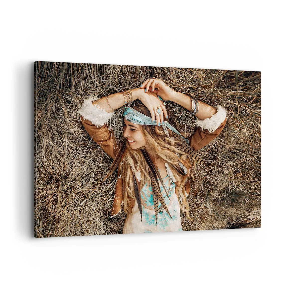 Impression sur toile - Image sur toile - Femme de style bohème allongée sur du foin - 120x80cm - En route vers les années d'amour - Décoration murale moderne pour le salon et la chambre ARTTOR