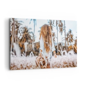 Impression sur toile - Image sur toile - Une femme dans un champ d'herbe avec des palmiers en arrière-plan au coucher du soleil - 120x80cm - Né de peluches d'herbe - Décoration murale moderne pour le salon et la chambre ARTTOR