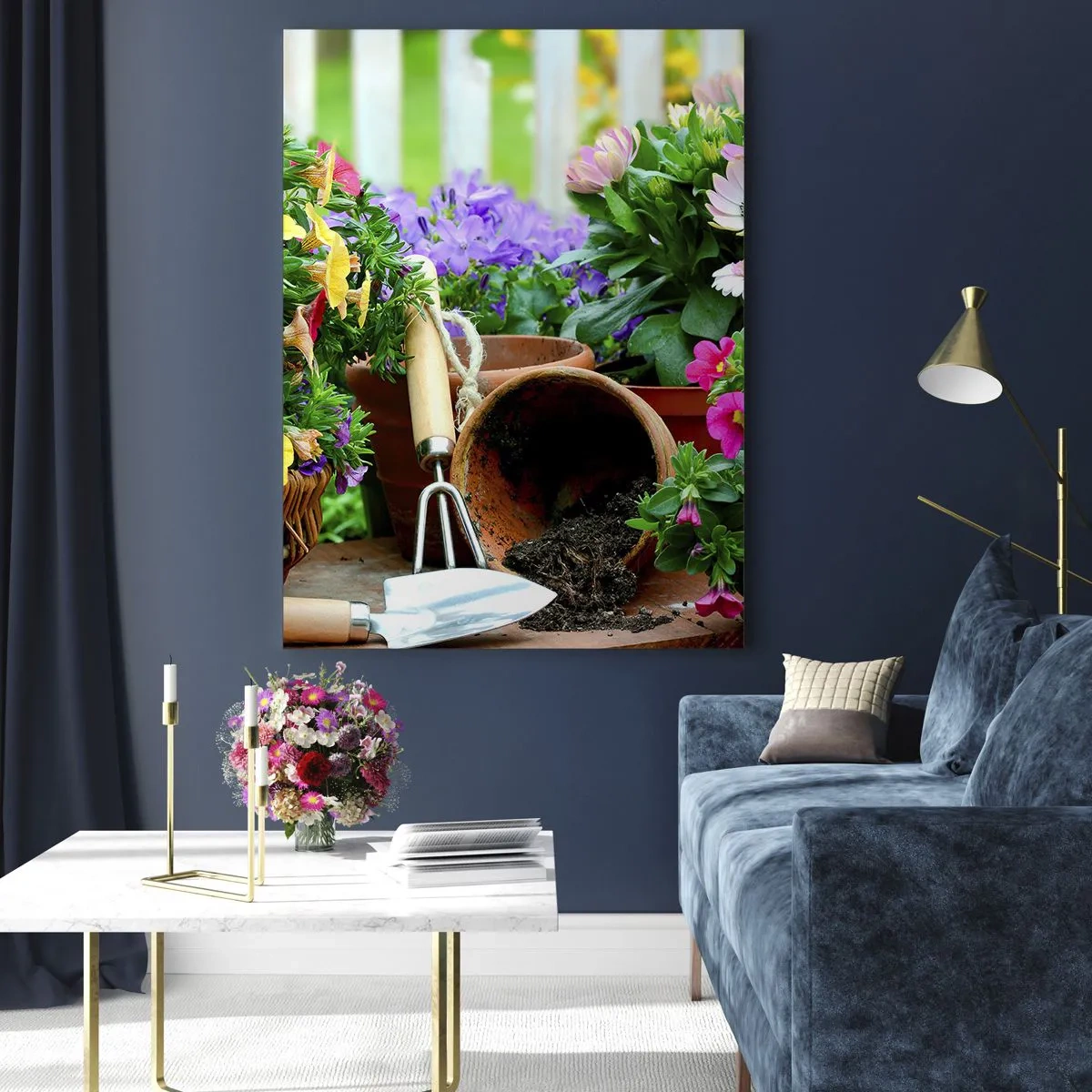 Impression sur verre - Image sur verre - Fleurs colorées dans des pots avec des outils de jardinage - 50x70cm - Le jardin de Zosia - Décoration murale moderne pour le salon et la chambre ARTTOR