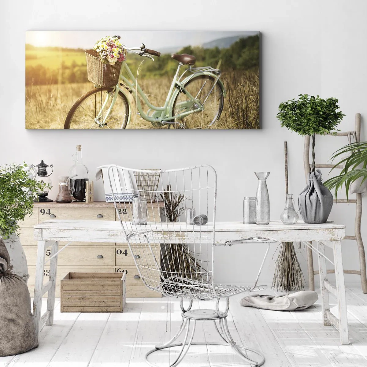 Impression sur toile - Image sur toile - Un vélo rétro avec un panier rempli de fleurs sur fond de prairie. - 120x50cm - Je vais rester un petit moment - Décoration murale moderne pour le salon et la chambre ARTTOR
