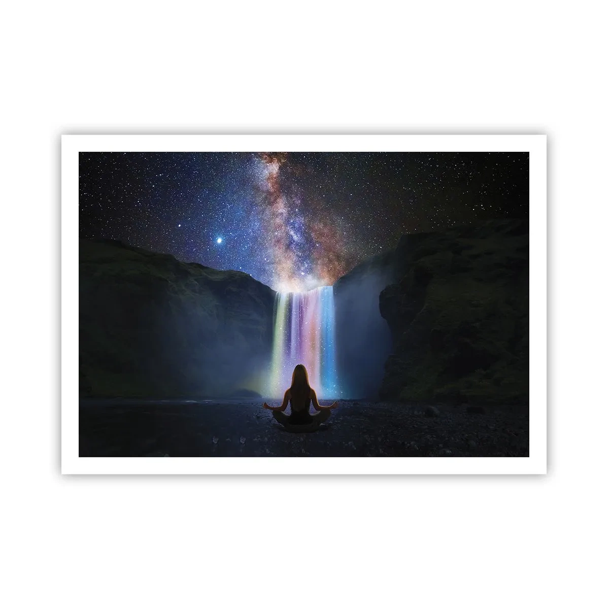 Affiche - Poster - Méditation devant une cascade parmi les étoiles - 100x70cm - Harmonie absolue - Décoration murale moderne pour le salon et la chambre ARTTOR