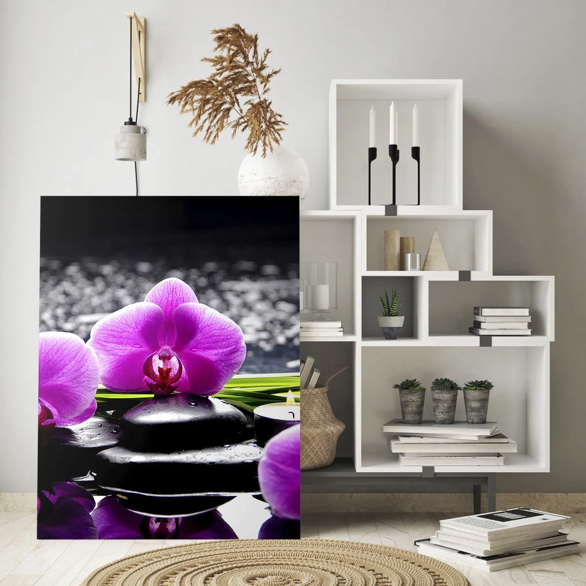 Impression sur verre - Image sur verre - Orchidées violettes sur fond de pierres et de bougies dans un cadre relaxant - 80x120cm - Se noyer dans la paix et la tranquillité - Décoration murale moderne pour le salon et la chambre ARTTOR