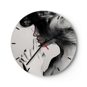Horloge murale - Pendule murale - Photo en noir et blanc d'une femme avec son doigt sur ses lèvres - 30x30cm - A l'écoute d'elle-même - Décoration murale moderne pour le salon, la cuisine et la chambre ARTTOR
