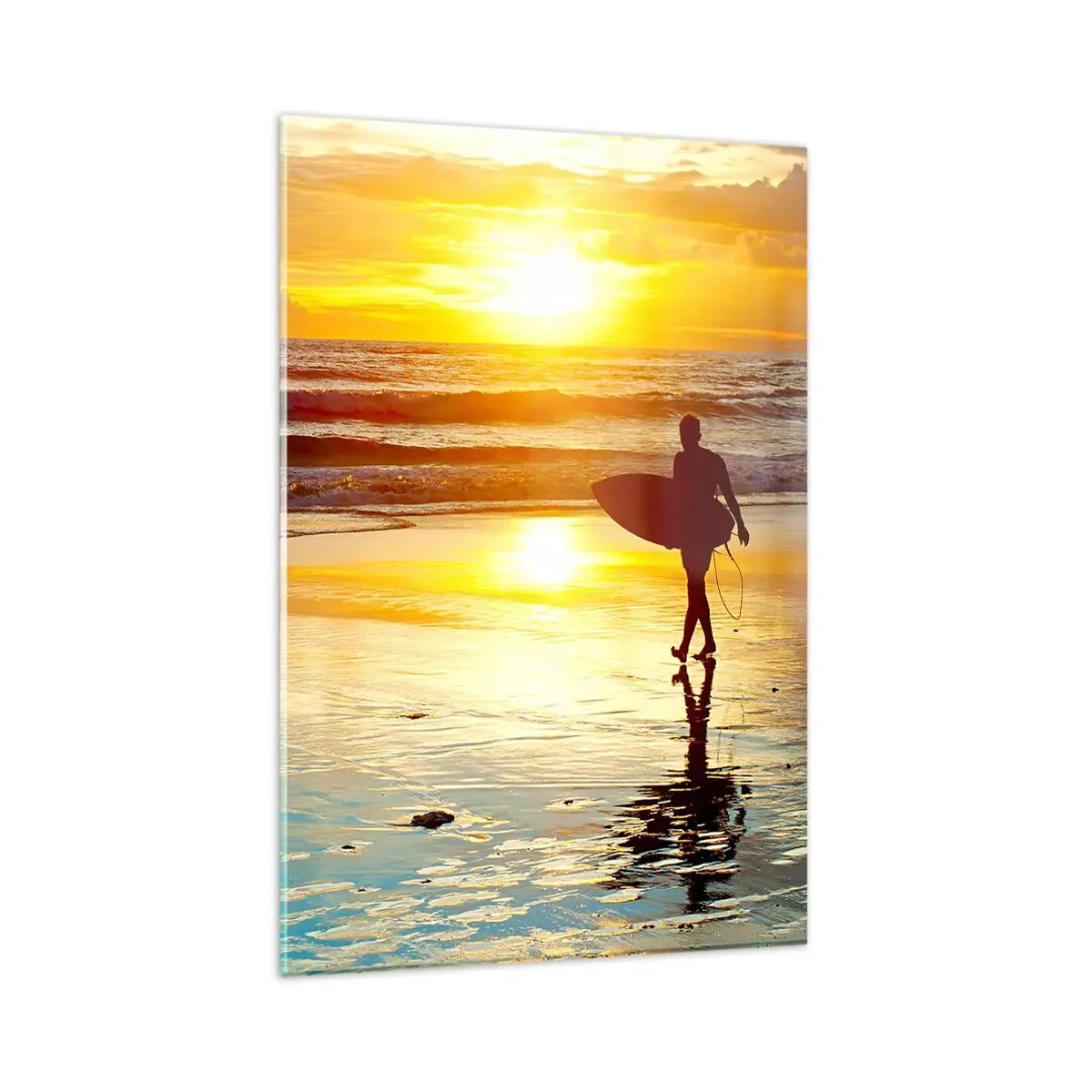 Impression sur verre - Image sur verre - Un surfeur marchant sur la plage au coucher du soleil avec une planche à la main. - 80x120cm - Le retour du guerrier - Décoration murale moderne pour le salon et la chambre ARTTOR