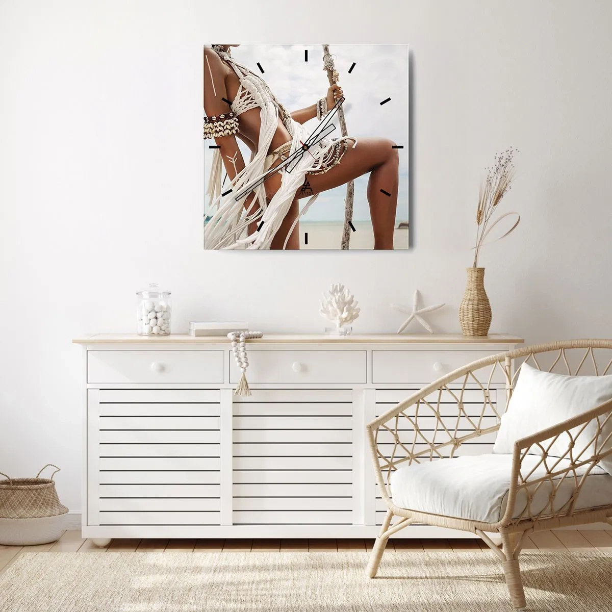 Horloge murale - Pendule murale - Figure d'une femme portant des ornements et des vêtements ethniques sur fond de paysage tropical. - 30x30cm - Prêtresse du soleil - Décoration murale moderne pour le salon et la chambre ARTTOR