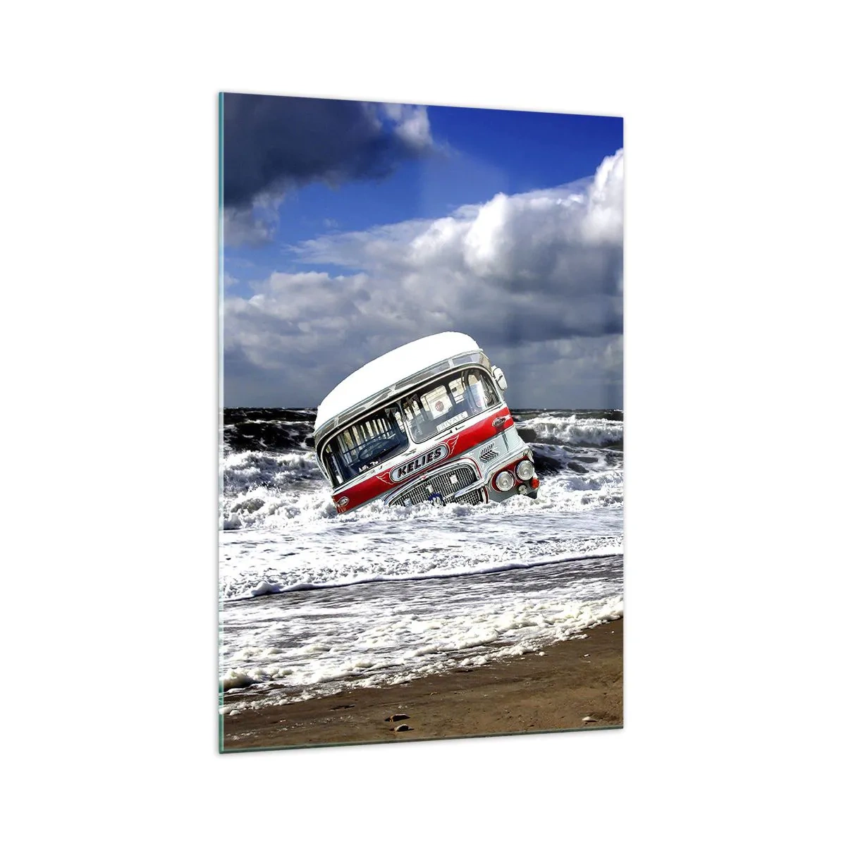 Impression sur verre - Image sur verre - Un bus coulé sur la plage au milieu des vagues et d'une mer agitée - 70x100cm - Et qu'est-ce qui vous étonne ? - Décoration murale moderne pour le salon et la chambre ARTTOR