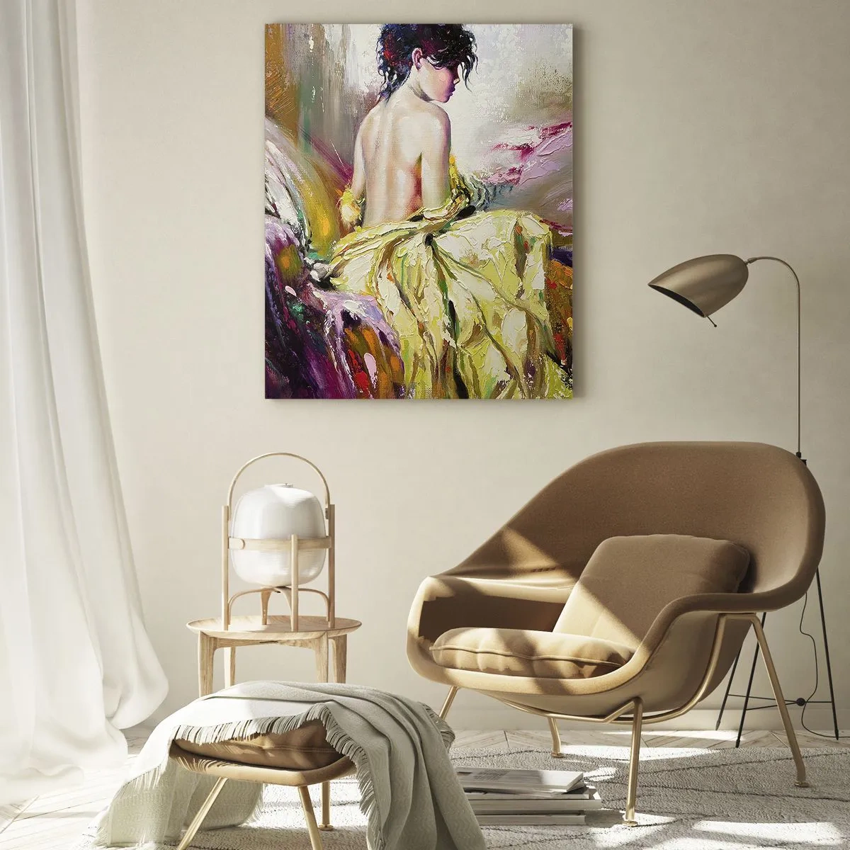 Impression sur verre - Image sur verre - Une femme en robe jaune assise sur un lit dans un style impressionniste. - 50x70cm - Entre les lèvres et le bord de la tasse - Décoration murale moderne pour le salon et la chambre ARTTOR