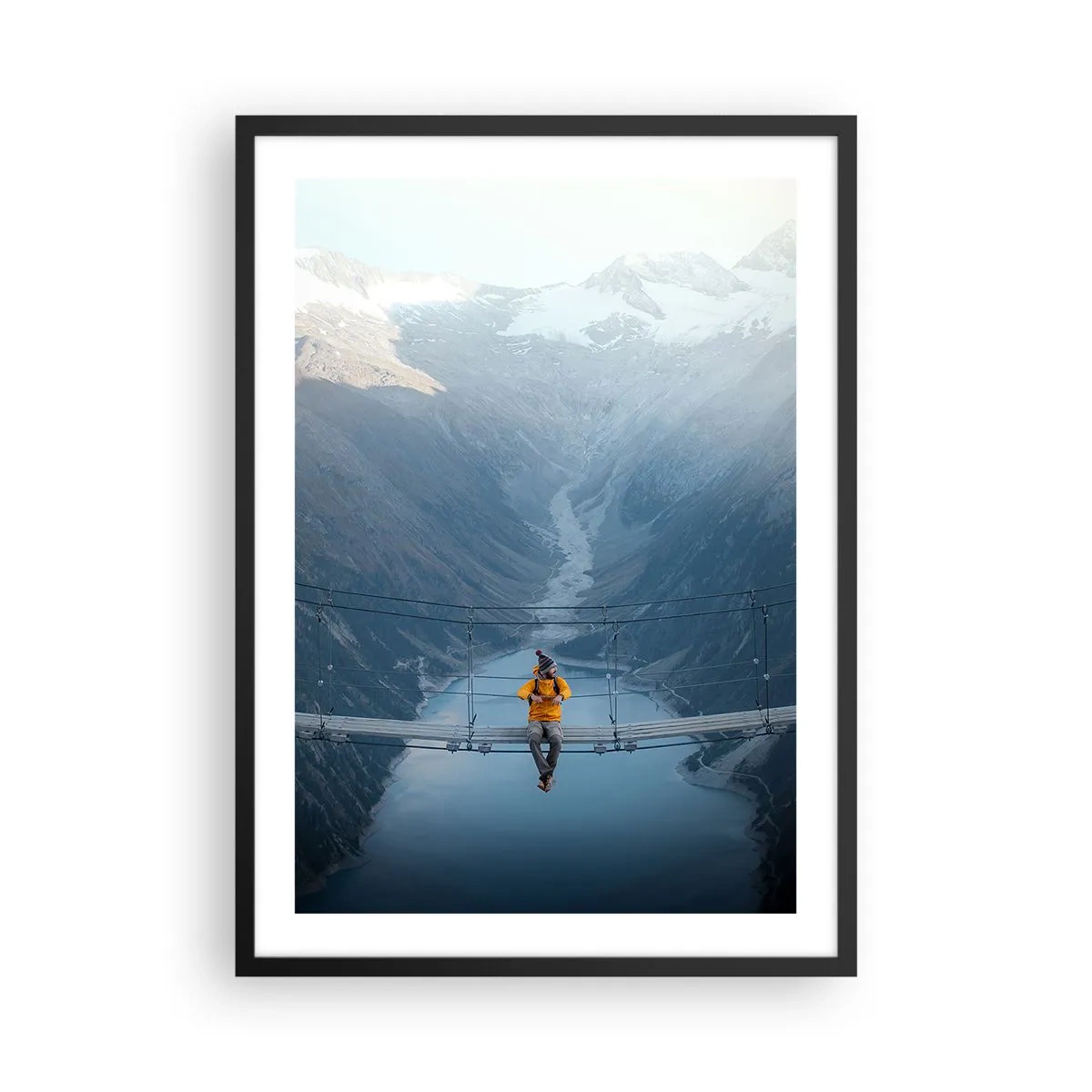 Affiche dans un cadre noir - Poster - Une personne portant une veste jaune assise sur un pont suspendu au-dessus d'une vallée - 50x70cm - Ravi de la suspension - Décoration murale moderne pour le salon et la chambre ARTTOR