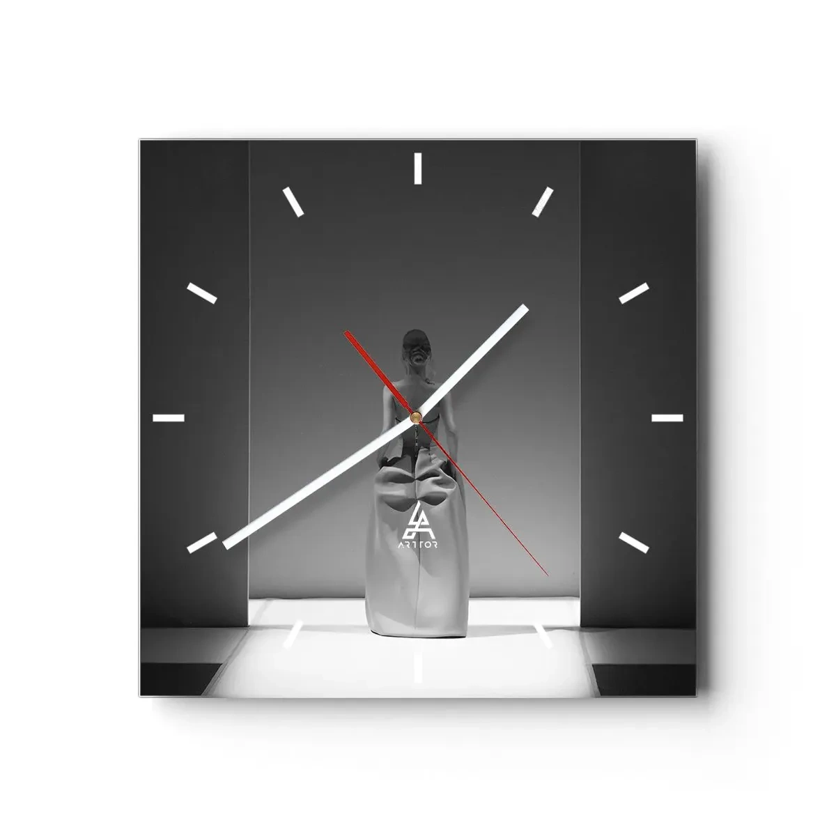 Horloge murale - Pendule murale - Une peinture en noir et blanc avec une scène minimaliste d'une femme dans un espace géométrique. - 30x30cm - Simplicité raffinée - Décoration murale moderne pour le salon et la chambre ARTTOR
