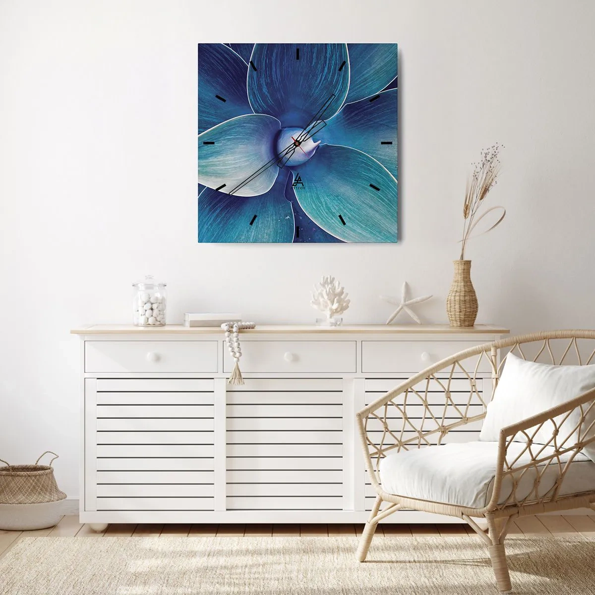 Horloge murale - Pendule murale - Gros plan d'une fleur abstraite dans des tons de bleu - 30x30cm - Le bleu du ciel - Décoration murale moderne pour le salon et la chambre ARTTOR