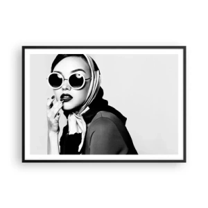 Affiche dans un cadre noir - Poster - Portrait en noir et blanc d'une femme portant des lunettes et un foulard - 100x70cm - Salutations des années 60 - Décoration murale moderne pour le salon et la chambre ARTTOR