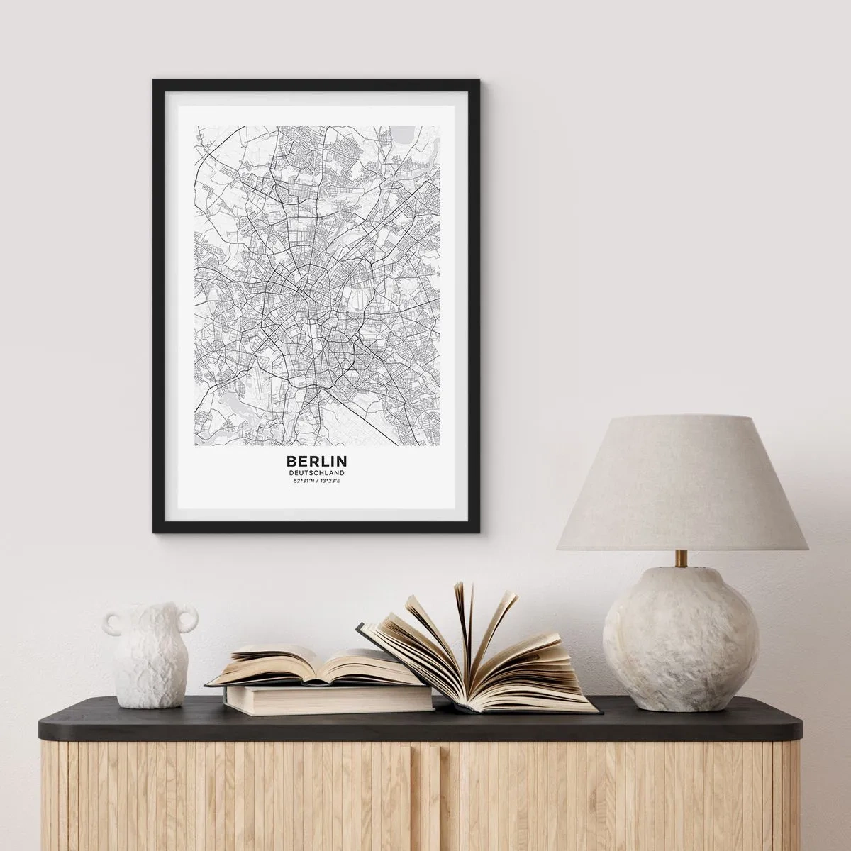 Affiche dans un cadre noir - Poster - Une carte en noir et blanc de Berlin avec des rues précisément cartographiées. - 50x70cm - Fleur de Berlin - Décoration murale moderne pour le salon et la chambre ARTTOR
