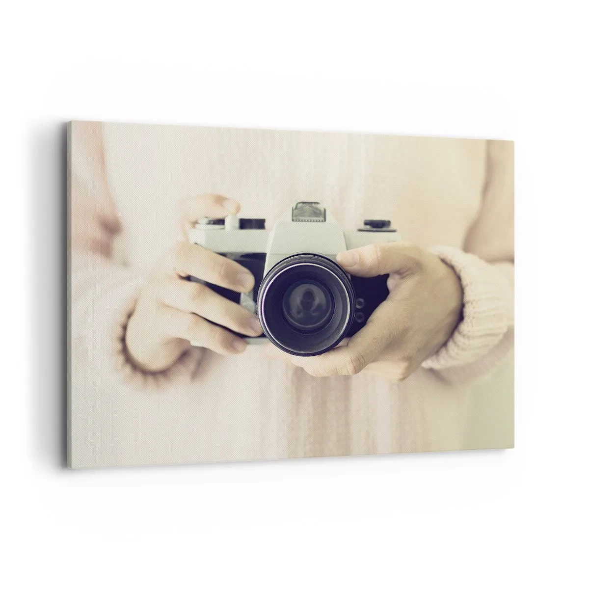 Impression sur toile - Image sur toile - Appareil photo rétro tenu en main sur un fond clair - 100x70cm - Pour voir plus ... - Décoration murale moderne pour le salon et la chambre ARTTOR