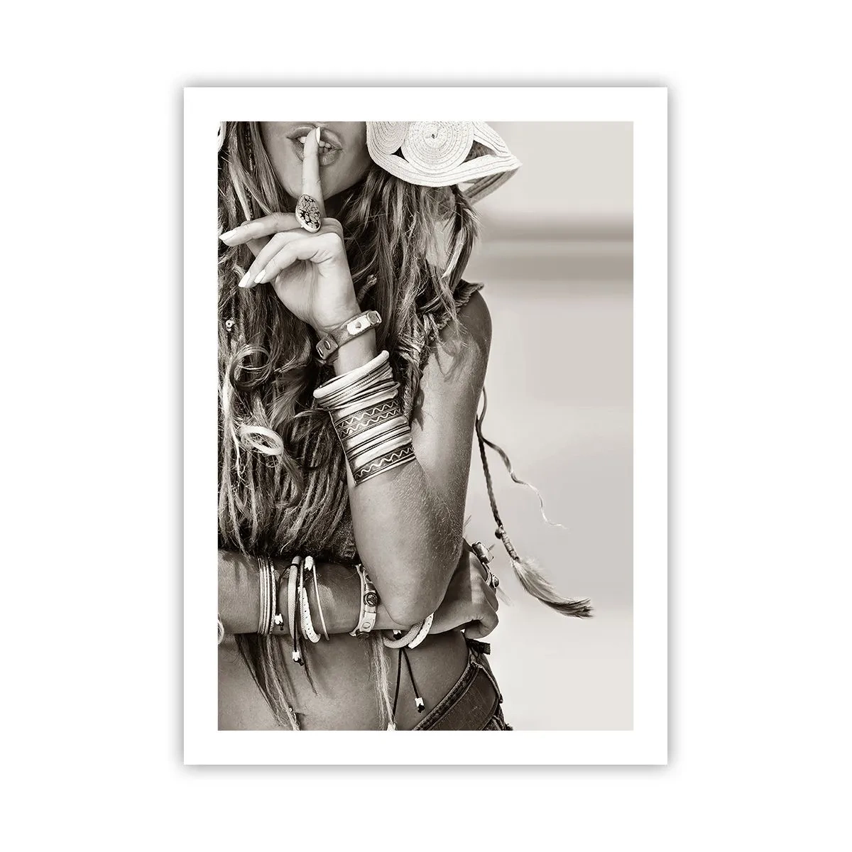 Affiche - Poster - Femme élégante portant des bijoux faisant un geste de silence - 50x70cm - Comment va la fille - Décoration murale moderne pour le salon et la chambre ARTTOR