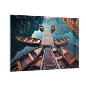 Impression sur verre - Image sur verre - Vue de bateaux en bois amarrés à un quai dans les montagnes - 100x70cm - J'attends à la marina - Décoration murale moderne pour le salon et la chambre ARTTOR