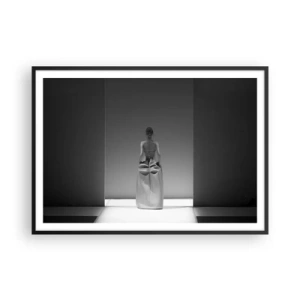 Affiche dans un cadre noir - Poster - Une peinture en noir et blanc avec une scène minimaliste d'une femme dans un espace géométrique. - 100x70cm - Simplicité raffinée - Décoration murale moderne pour le salon et la chambre ARTTOR