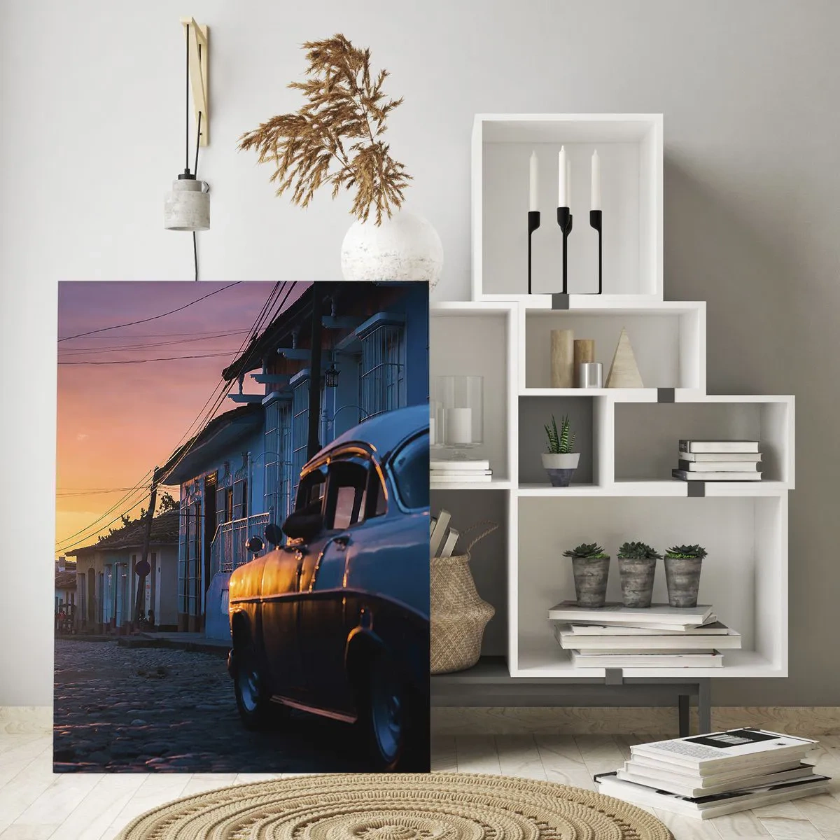 Impression sur verre - Image sur verre - Rue pleine d'ambiance avec une voiture classique au coucher du soleil - 50x70cm - Ici, le temps ralentit - Décoration murale moderne pour le salon et la chambre ARTTOR