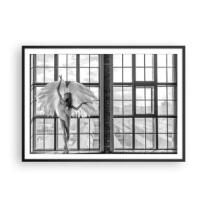 Affiche dans un cadre noir - Poster - Une femme avec des ailes d'ange sur fond de fenêtre de loft - 100x70cm - La ville des anges? - Décoration murale moderne pour le salon et la chambre ARTTOR