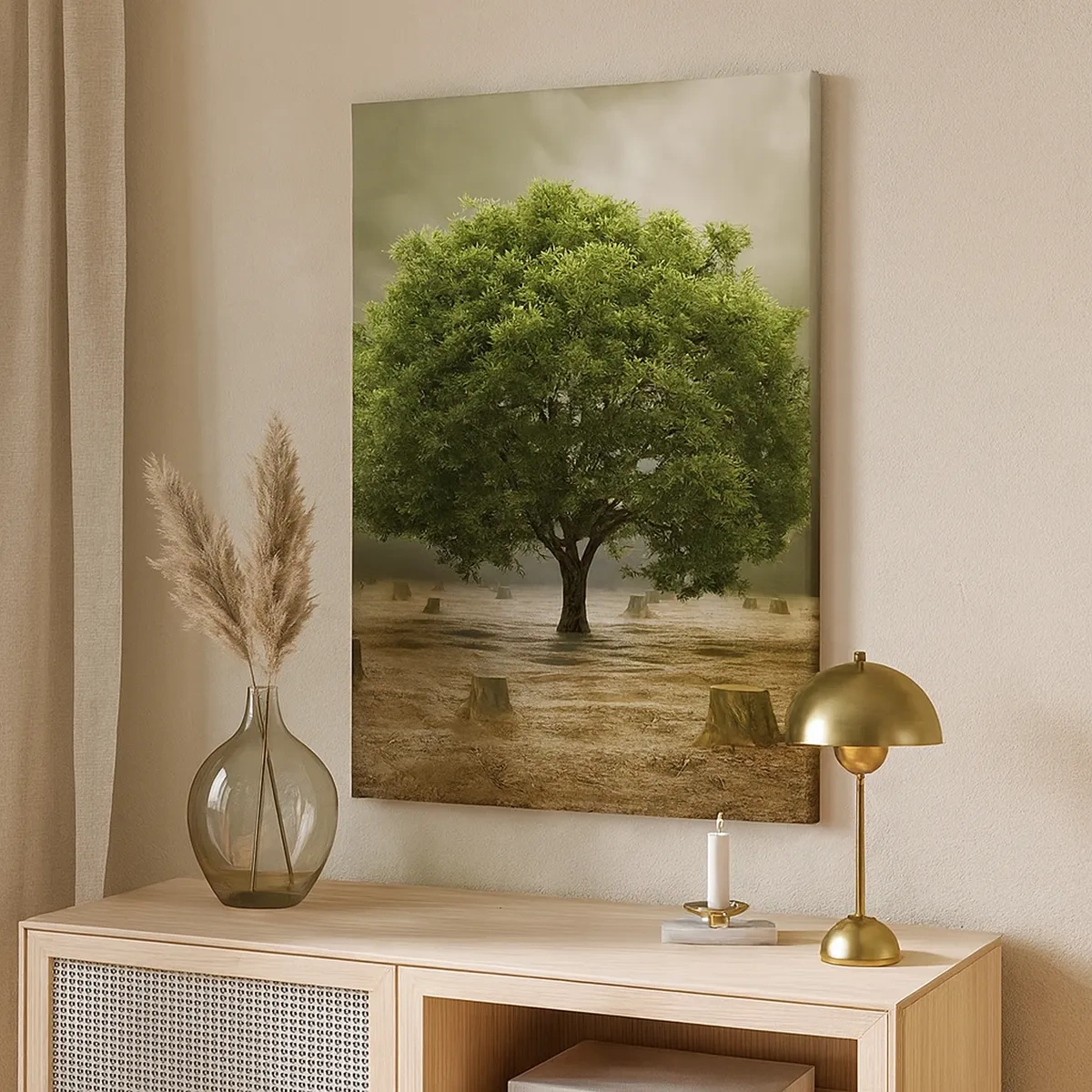 Impression sur toile - Image sur toile - Un arbre vert entouré de troncs d'arbres abattus contre un ciel nuageux - 50x70cm - Tout l'espoir - Décoration murale moderne pour le salon et la chambre ARTTOR