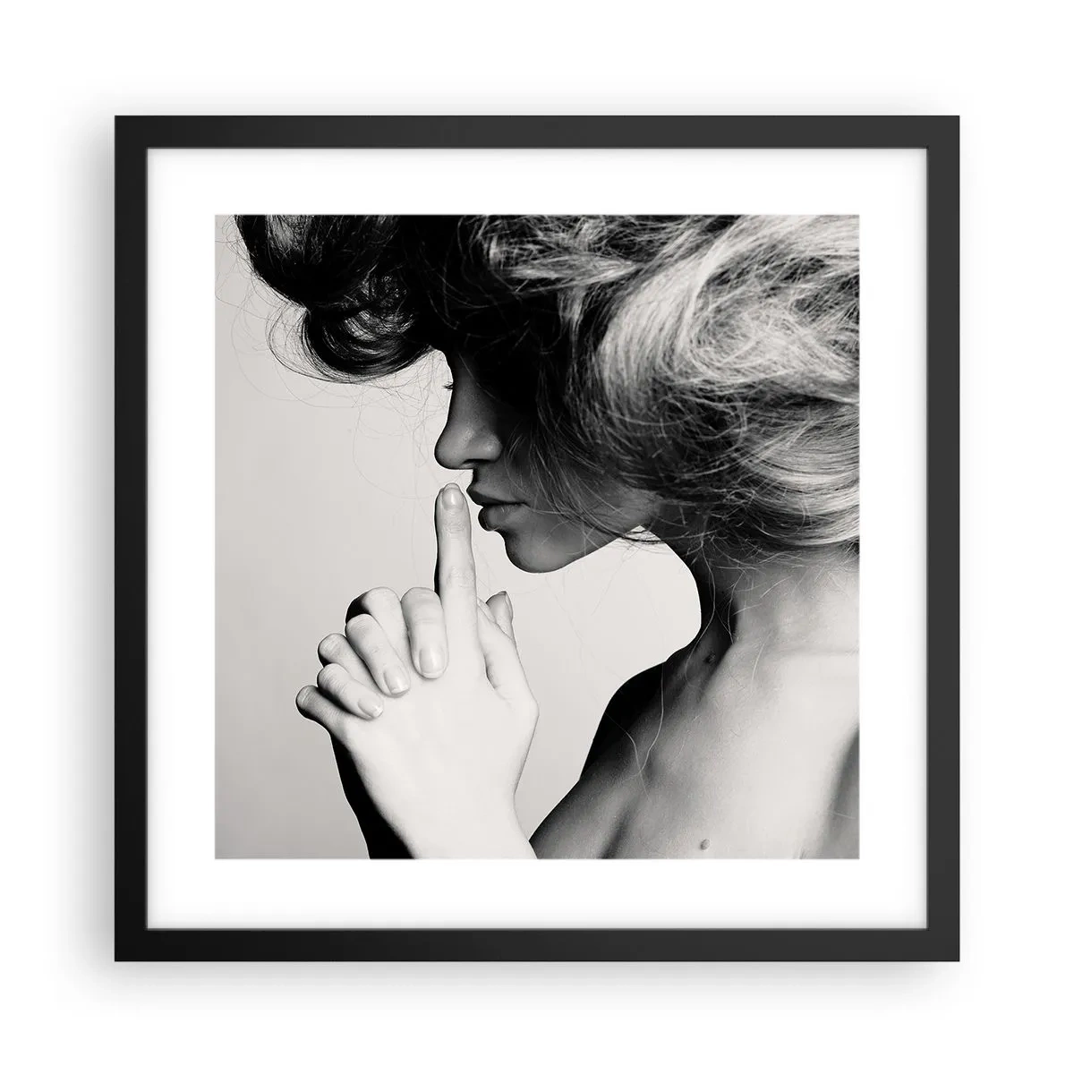 Affiche dans un cadre noir - Poster - A l'écoute d'elle-même - 40x40 cm