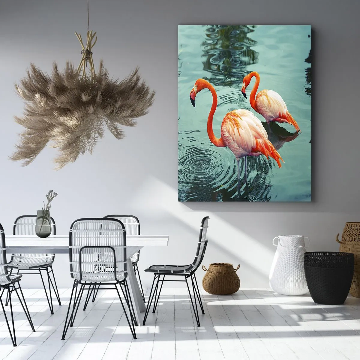 Impression sur toile - Image sur toile - Deux flamants roses dans l'eau calme reflétant leur environnement - 80x120cm - Nous sommes à la mode maintenant - Décoration murale moderne pour le salon et la chambre ARTTOR