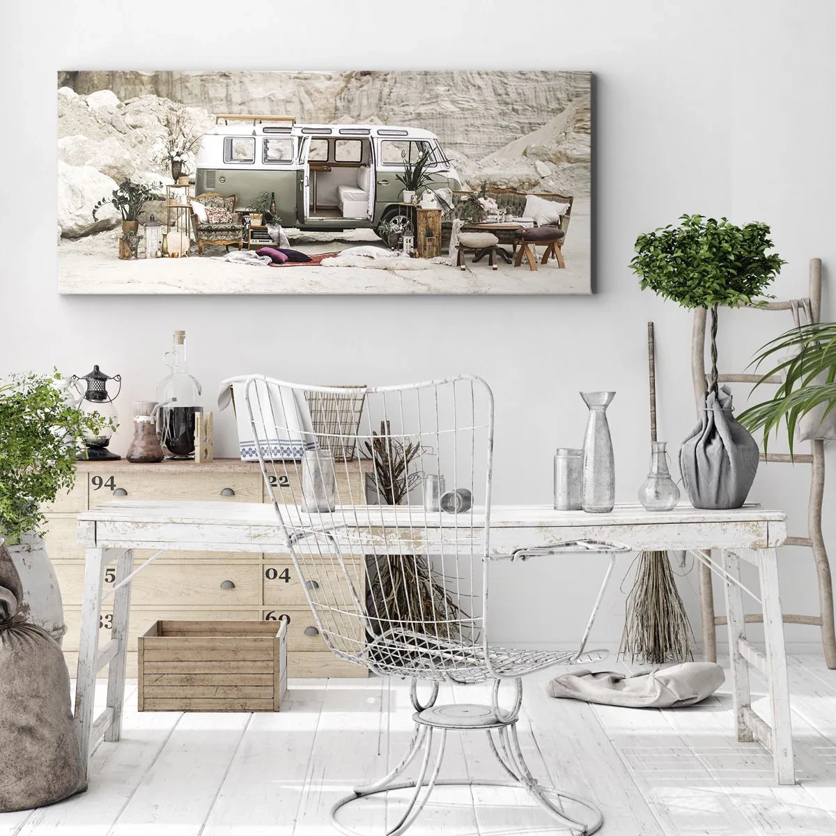 Impression sur toile - Image sur toile - Un camping-car rétro au design bohème sur fond de paysage rocheux. - 160x50cm - Il est temps de commencer le voyage - Décoration murale moderne pour le salon et la chambre ARTTOR