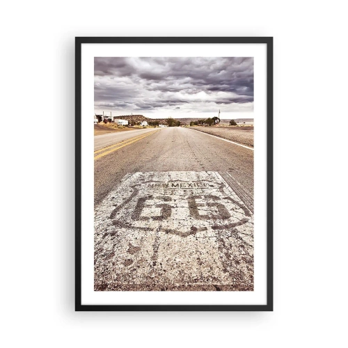 Affiche dans un cadre noir - Poster - Une route avec le symbole de la Route 66 traversant un paysage désertique - 50x70cm - Mother Road - une légende américaine - Décoration murale moderne pour le salon et la chambre ARTTOR