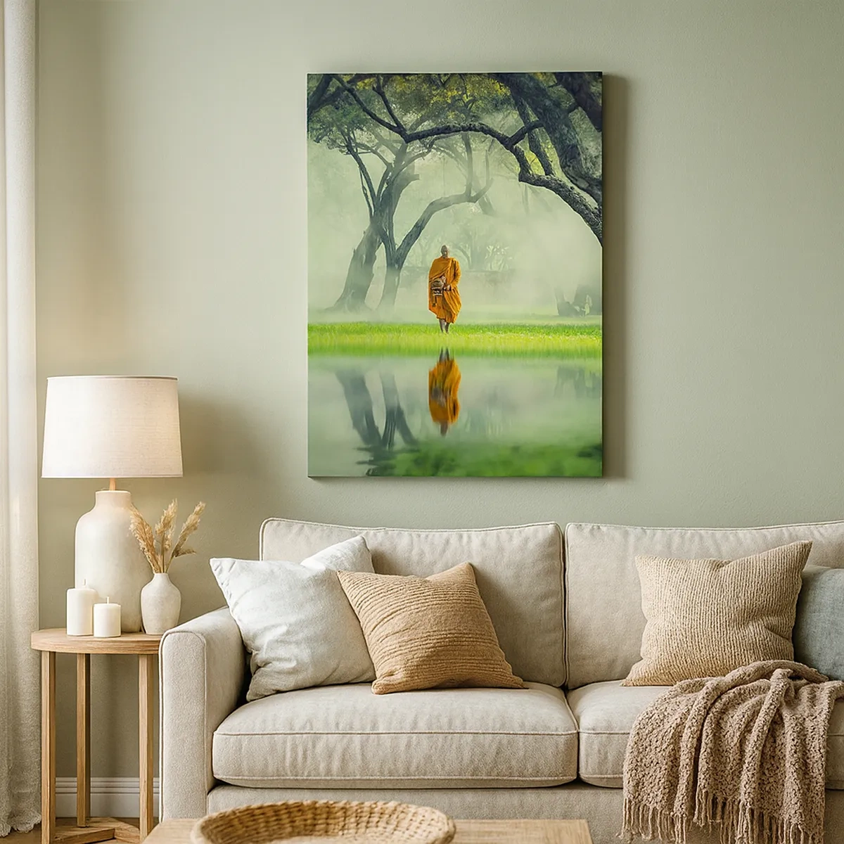 Impression sur toile - Image sur toile - Un moine en robe orange dans une forêt avec un fond brumeux et un reflet dans l'eau. - 50x70cm - En route vers l'illumination - Décoration murale moderne pour le salon et la chambre ARTTOR