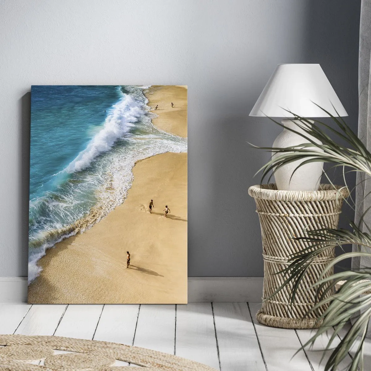 Impression sur toile - Image sur toile - Une plage avec de l'eau turquoise et des gens qui se promènent - 80x120cm - Et ensuite le soleil, la plage… - Décoration murale moderne pour le salon et la chambre ARTTOR