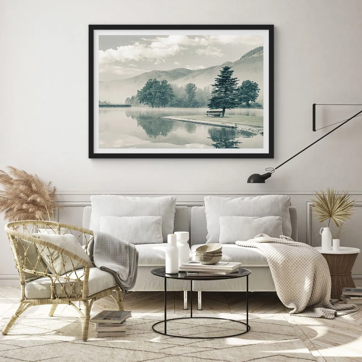 Affiche dans un cadre noir - Poster - Un lac pittoresque avec un banc et du brouillard en arrière-plan - 100x70cm - Le lac dort encore - Décoration murale moderne pour le salon et la chambre ARTTOR
