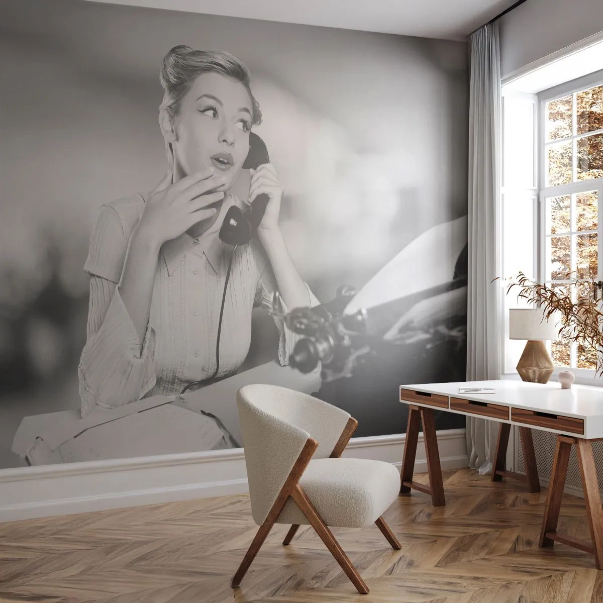 Papier Peint Photo Premium Sand - Femme rétro élégante à une machine à écrire parlant au téléphone - 100x70cm - Hello! Ici les années 50 - Décoration murale moderne pour le salon et la chambre ARTTOR