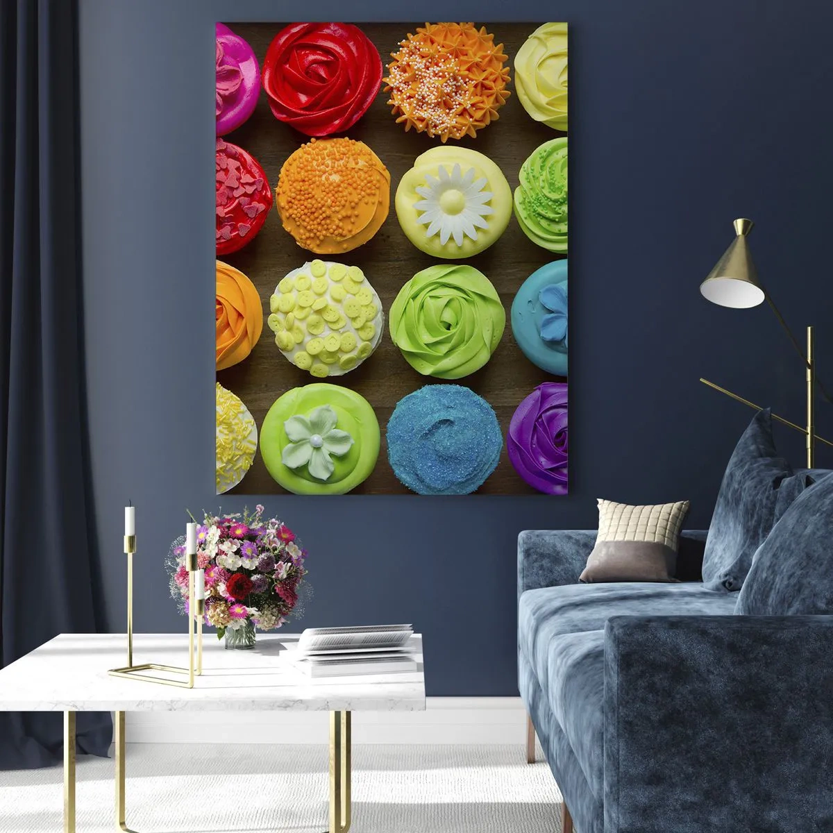 Impression sur verre - Image sur verre - Cupcakes colorés avec décorations sur fond en bois - 50x70cm - Tous différents - tous délicieux - Décoration murale moderne pour le salon et la chambre ARTTOR