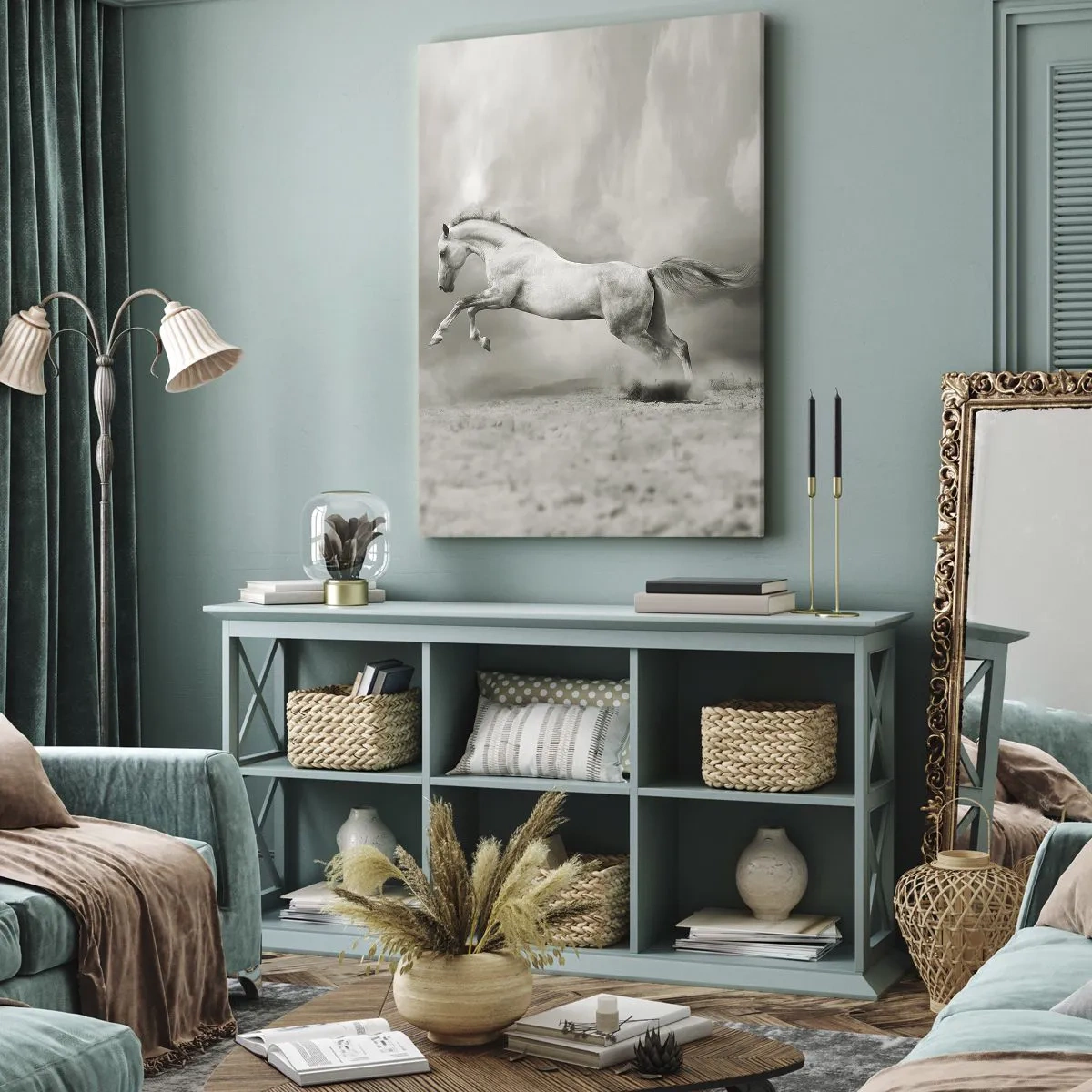 Impression sur toile - Image sur toile - Un cheval blanc dans un saut dynamique sur fond de nuages brumeux. - 80x120cm - Entre le réveil et le sommeil - Décoration murale moderne pour le salon et la chambre ARTTOR