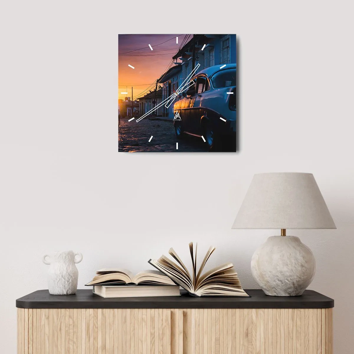 Horloge murale - Pendule murale - Voiture et vélo rétro dans la rue à la lumière du soleil couchant - 30x30cm - Ici, le temps ralentit - Décoration murale moderne pour le salon et la chambre ARTTOR