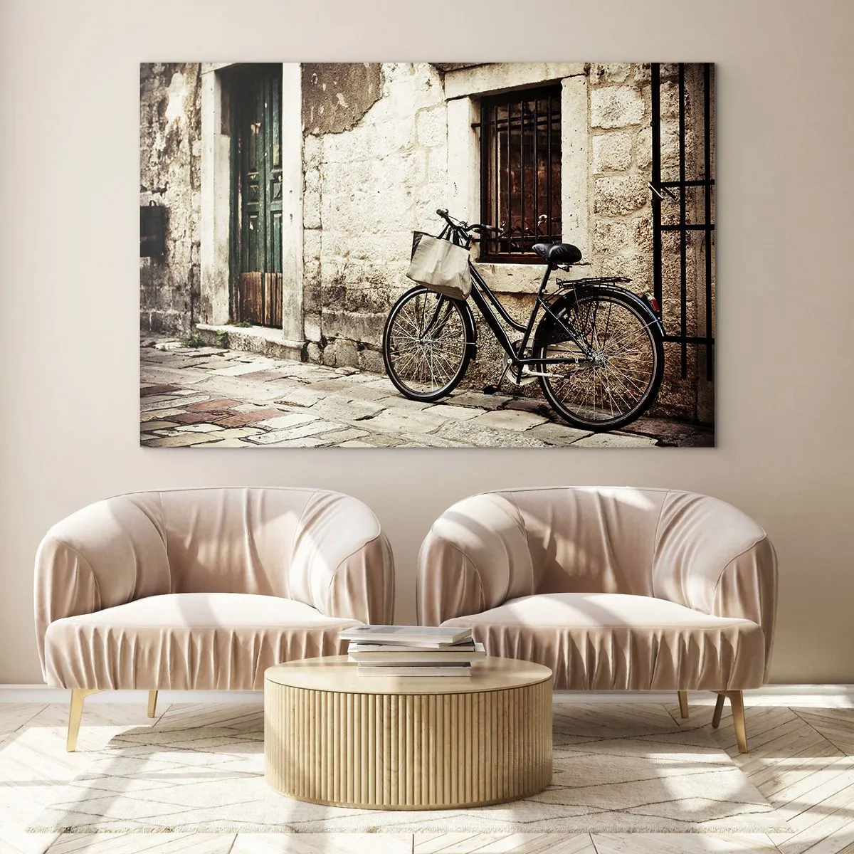 Impression sur verre - Image sur verre - Un vélo noir et blanc appuyé contre un vieil immeuble - 70x50cm - Retour au passé - Décoration murale moderne pour le salon et la chambre ARTTOR