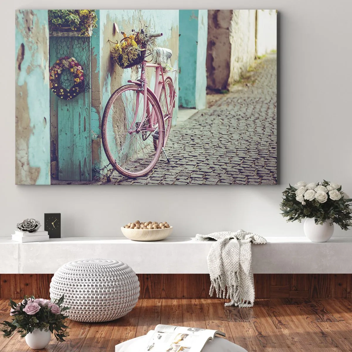 Impression sur toile - Image sur toile - Un vélo rose près d'une porte turquoise - 70x50cm - Je reviens tout de suite - Décoration murale moderne pour le salon et la chambre ARTTOR