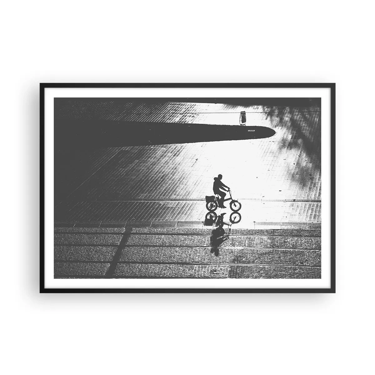 Affiche dans un cadre noir - Poster - Silhouette noire et blanche d'un cycliste sur une rue mouillée - 100x70cm - Devant moi, à travers la ville - Décoration murale moderne pour le salon et la chambre ARTTOR