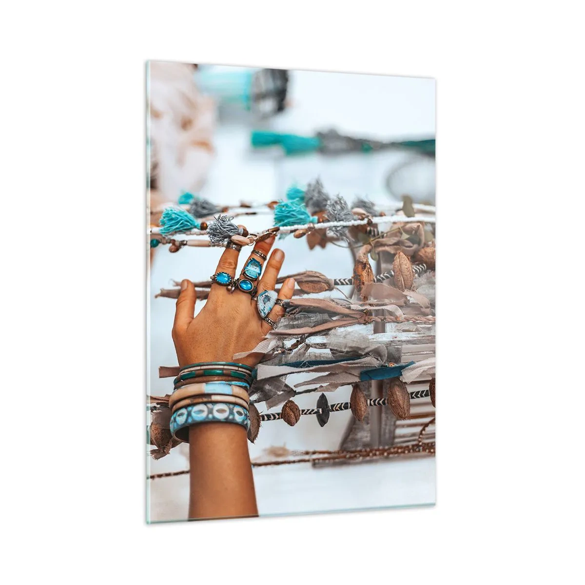 Impression sur verre - Image sur verre - Main avec des bijoux bohèmes touchant une décoration ethnique - 50x70cm - Trésor local - Décoration murale moderne pour le salon et la chambre ARTTOR