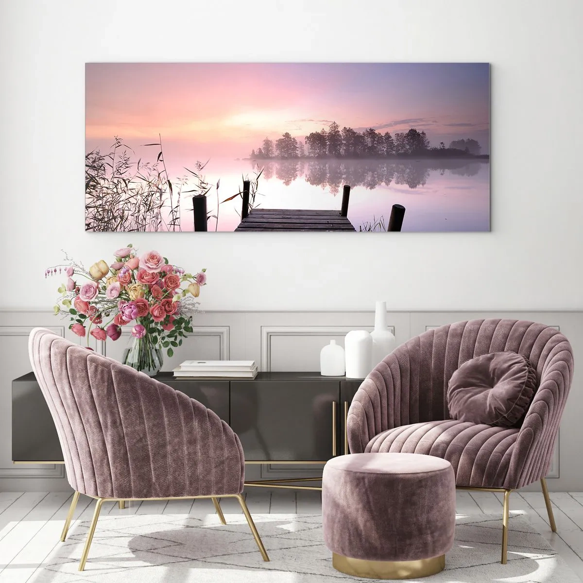 Impression sur verre - Image sur verre - Une jetée au bord du lac à l'aube avec du brouillard et un ciel pastel - 140x50cm - De la brume lilas… - Décoration murale moderne pour le salon et la chambre ARTTOR