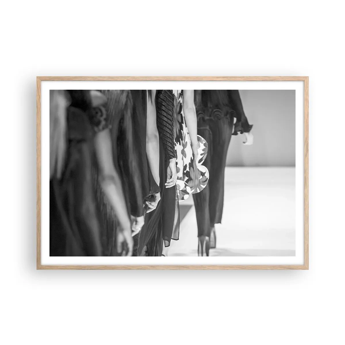 Affiche dans un chêne clair - Poster - Un défilé stylé - 100x70 cm
