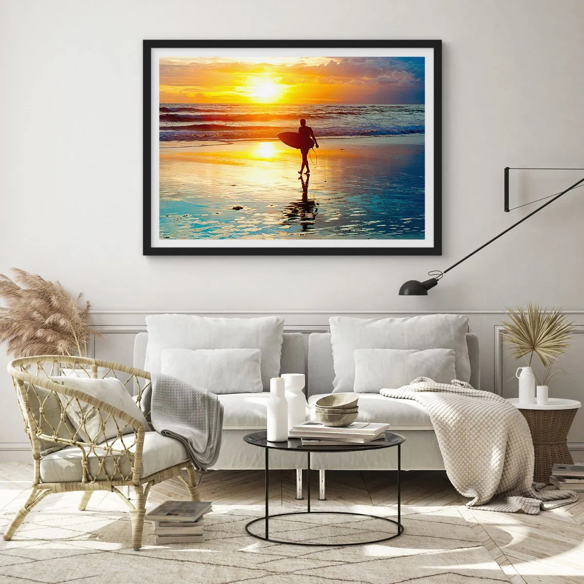 Affiche dans un cadre noir - Poster - Un surfeur marchant sur la plage au coucher du soleil avec une planche à la main. - 70x50cm - Le retour du guerrier - Décoration murale moderne pour le salon et la chambre ARTTOR