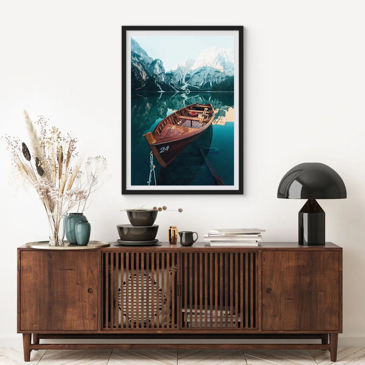 Affiche dans un cadre noir - Poster - Un bateau en bois sur un lac calme entouré de montagnes - 50x70cm - Comme peint sur du verre - Décoration murale moderne pour le salon et la chambre ARTTOR