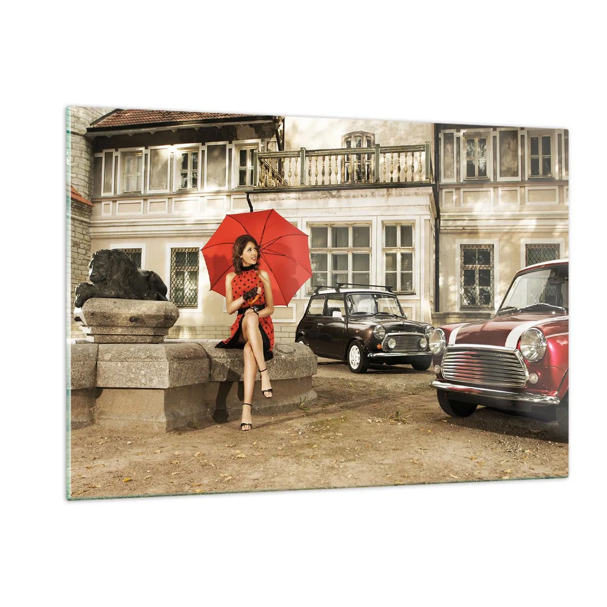Impression sur verre - Image sur verre - Femme avec un parapluie rouge et des voitures classiques - 120x80cm - Un mini-voyage sentimental - Décoration murale moderne pour le salon et la chambre ARTTOR