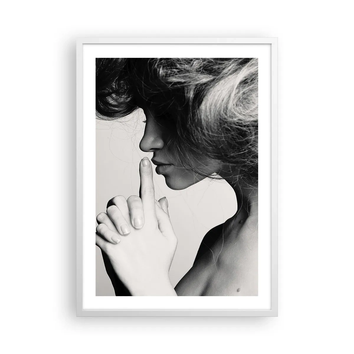 Affiche dans un cadre blanc - Poster - A l'écoute d'elle-même - 50x70 cm