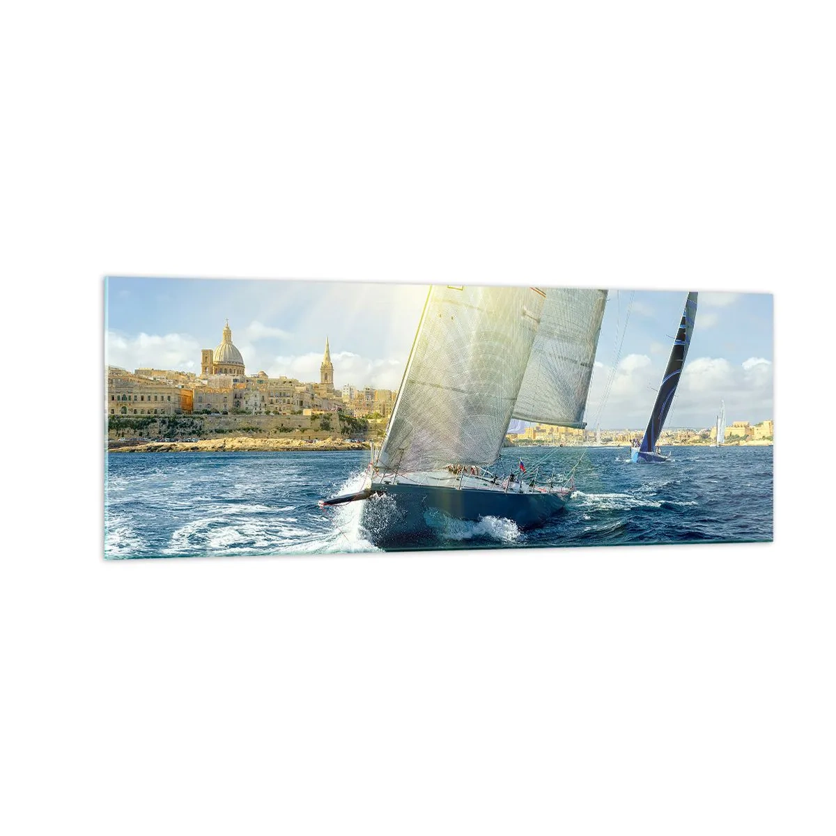 Impression sur verre - Image sur verre - Course de yachts sur fond de côte ensoleillée - 140x50cm - Il est temps de quitter la ville - Décoration murale moderne pour le salon et la chambre ARTTOR